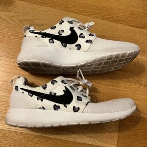 Nike Roshe Run in Black / White Animal Print - Womens Size 8.5